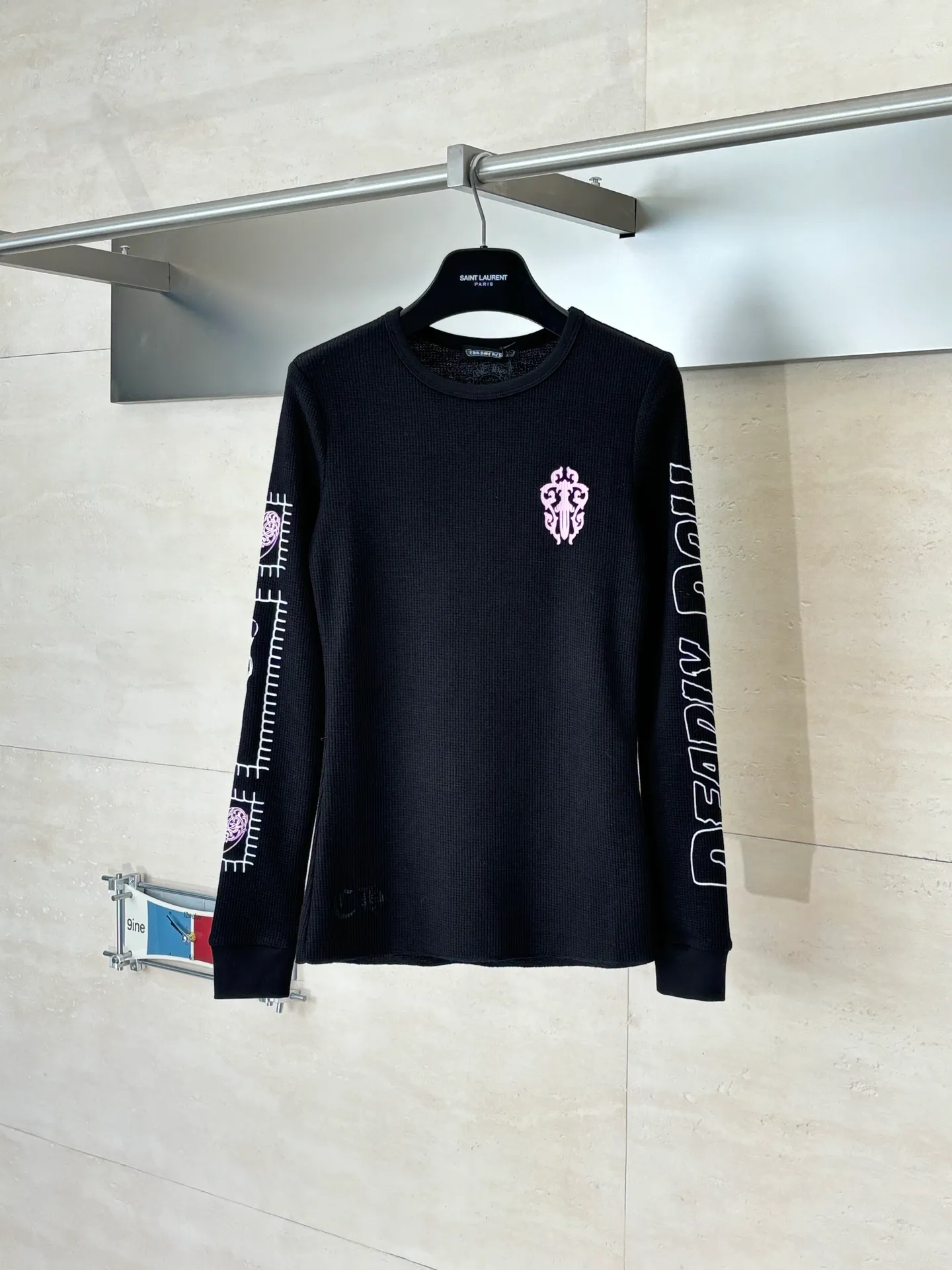 P266 (Slim fit women's style) Chrome Heart*/Ch character Sanskrit printed waffle long-sleeved T-shirt is woven with 32-count blended yarn. The fabric composition is 30% cotton and 70% polyester, with a weight of 220 grams. It ensures a stiff fit while taking into account the skin-friendly properties of cotton fiber and the anti-wrinkle and easy-care properties of polyester. The body of the garment adopts a waffle knitted structure, forming a three-dimensional texture and good breathability and moisture removal. Screen printing technology is used in the printing process to accurately present the brand's iconic Gothic fonts, totem patterns and character patterns on the front, back and sleeves of the garment. The printing layer has strong adhesion and the pattern outline is clear. Size: S/M/L